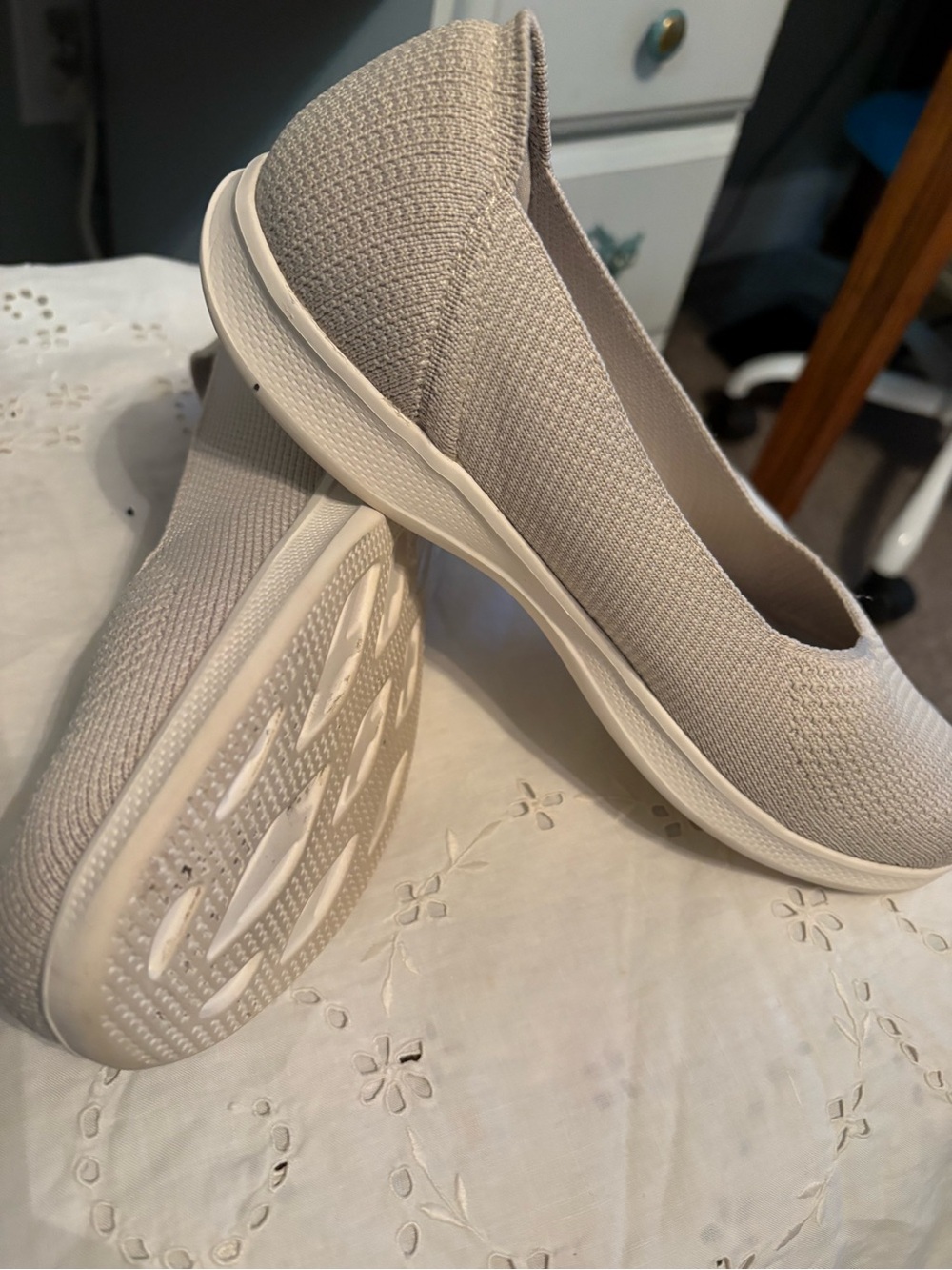 Sketchers Comfort Flats Sz 8 cream color - Picture 3 of 5